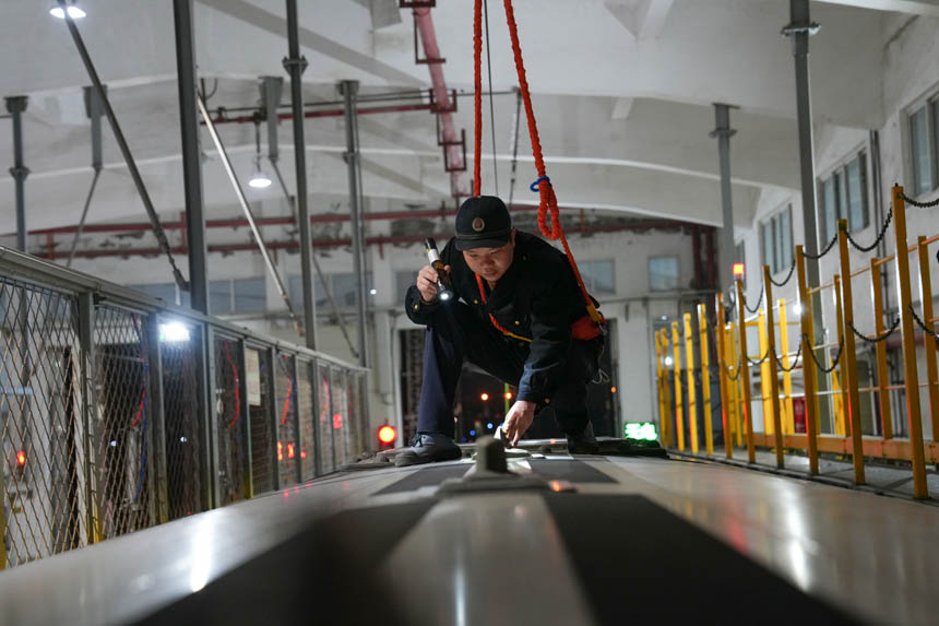 中國鐵路南昌局集團有限公司福州電務段職工在車頂檢修作業。姜振濤攝