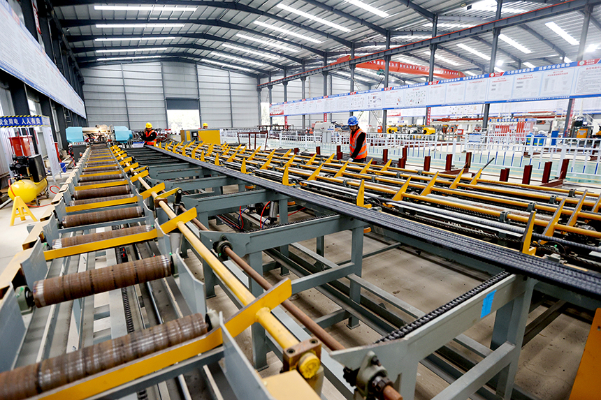 工人在加緊施工，全力推進項目建設進度。?陳福平攝