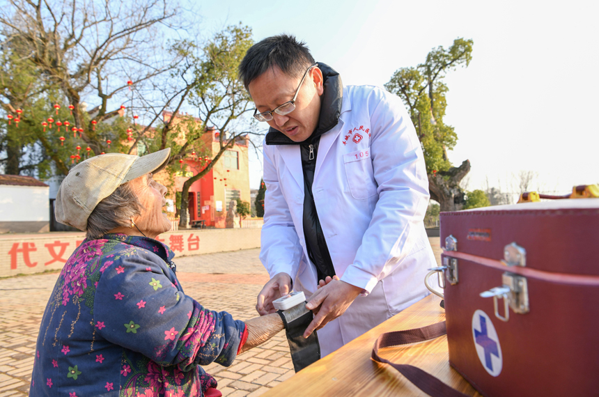 醫務人員為老人們進行血壓、血糖等常規檢查。王堃攝   