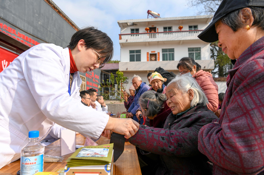 醫務人員為老人們進行血壓、血糖等常規檢查。王堃攝  