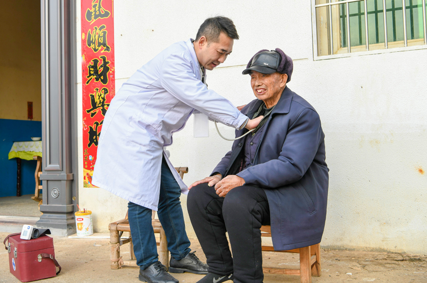 醫務人員上門為行動不便的老人進行義診。王堃攝