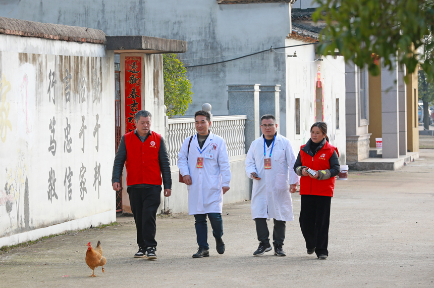 醫務人員上門為行動不便的老人進行義診。王堃攝