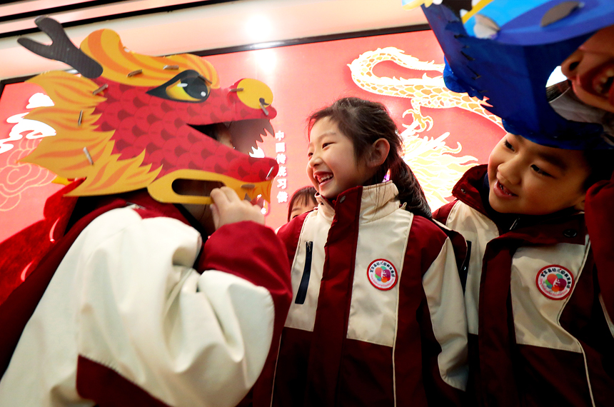 孩子們玩“藏龍”游戲。何賤來攝