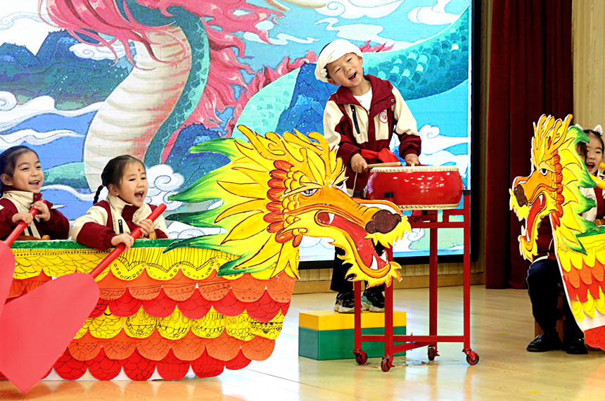 孩子們劃“龍舟”，迎接農歷二月初二 “龍頭節”。何賤來攝