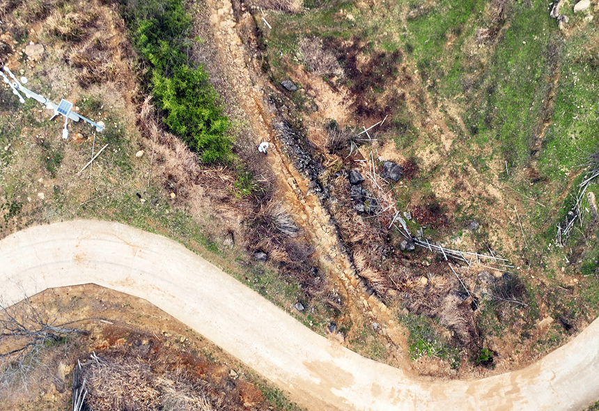 鐘樹新抄近道出診。郭祥峰攝