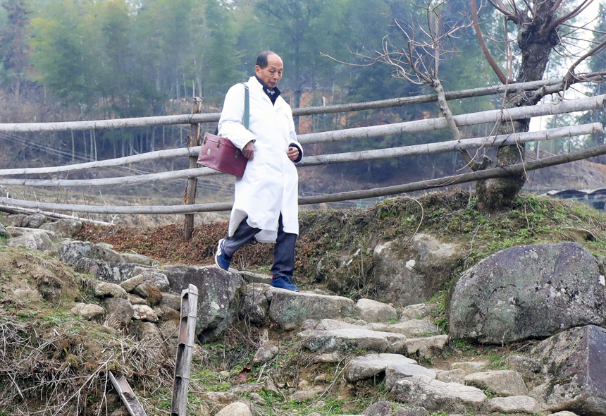 鐘樹新奔走在出診的山路上。熊小紅攝