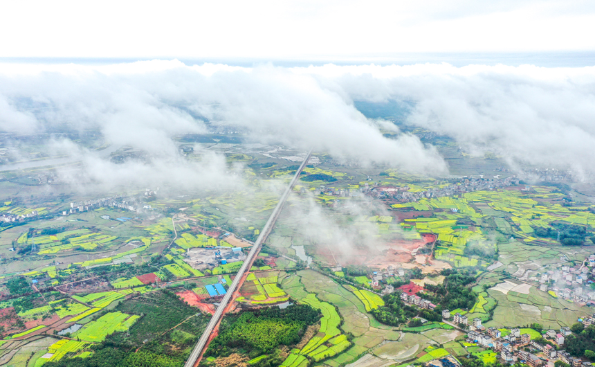 航拍鏡頭下，一條新建的昌景黃高鐵線從村莊穿過。鮑贛生攝