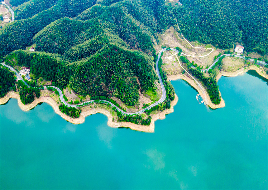 四通八達的公路路網串聯起青山綠水，美不勝收。徐斌攝