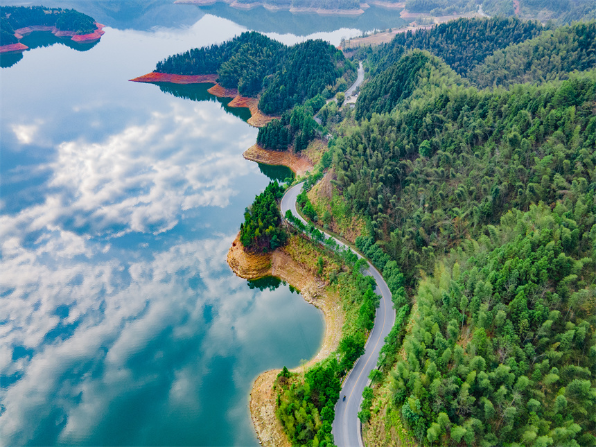 四通八達的公路路網串聯起青山綠水，美不勝收。徐斌攝