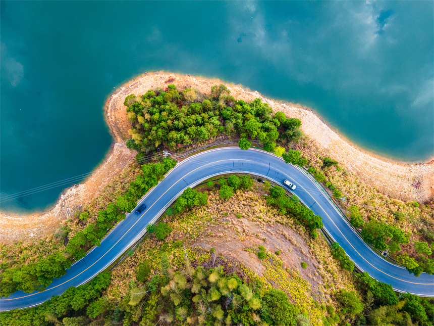 四通八達的公路路網串聯起青山綠水，美不勝收。徐斌攝