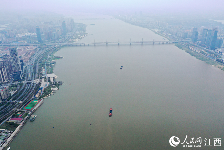 25日贛江南昌段實況，裸露的灘涂被淹沒在水下。人民網 時雨攝