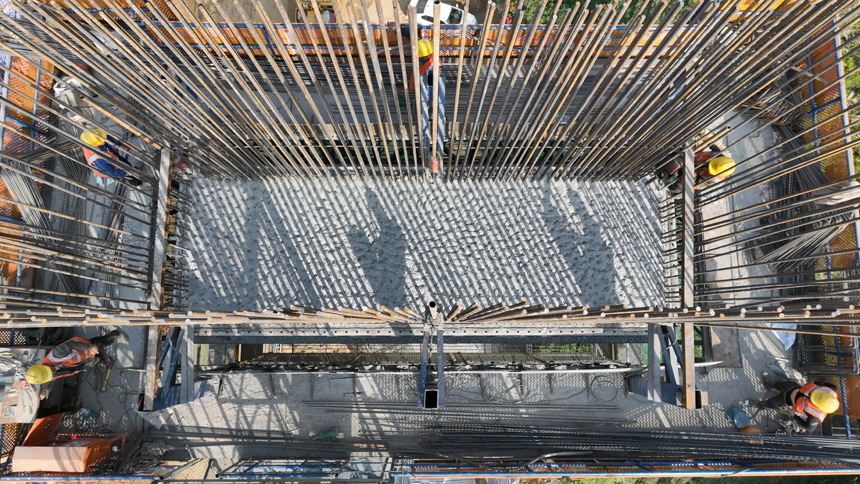 施工人員安裝鋼筋準備澆筑墩身。寧儒攝