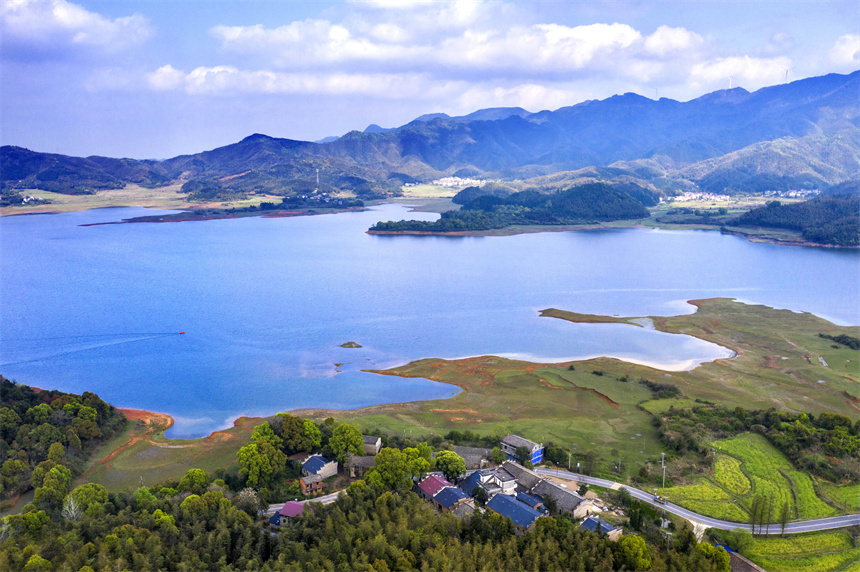 樟樹市店下鎮店下水庫清澈如鏡，秀美如畫。周亮攝
