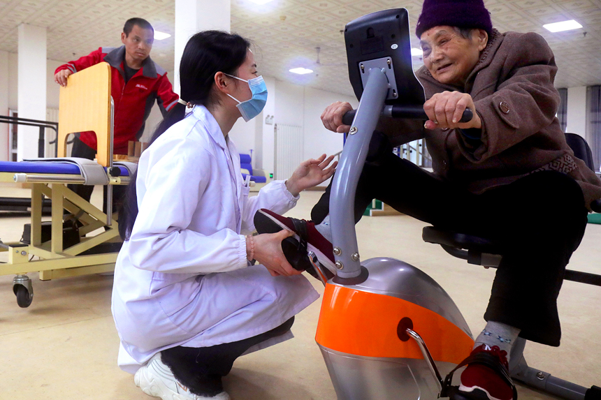 宜豐縣流源社區仁愛康正醫養結合養老中心的醫護人員指導老人進行康復訓練。羅芳攝