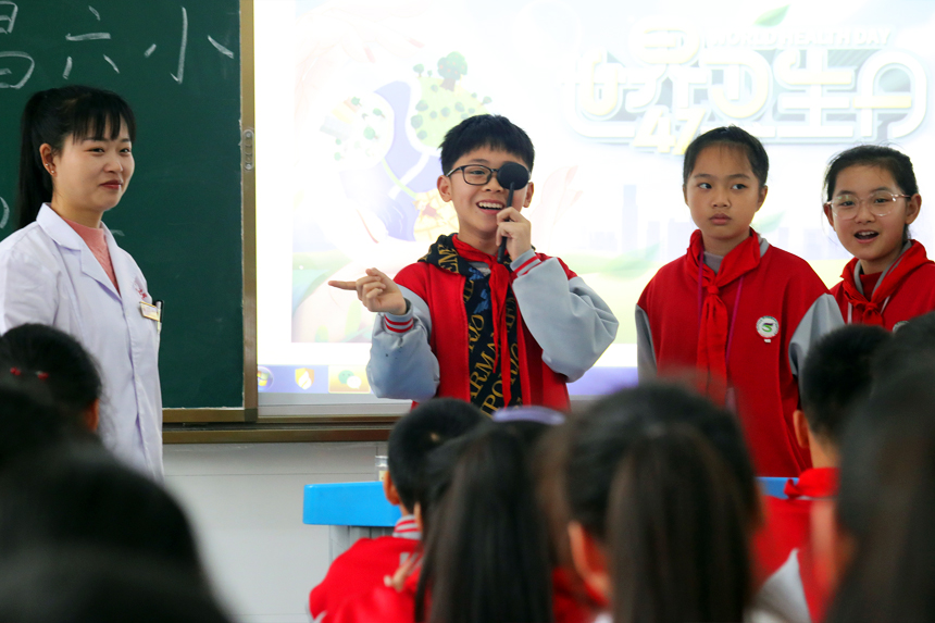 醫護人員為孩子們進行視力檢測。何賤來攝