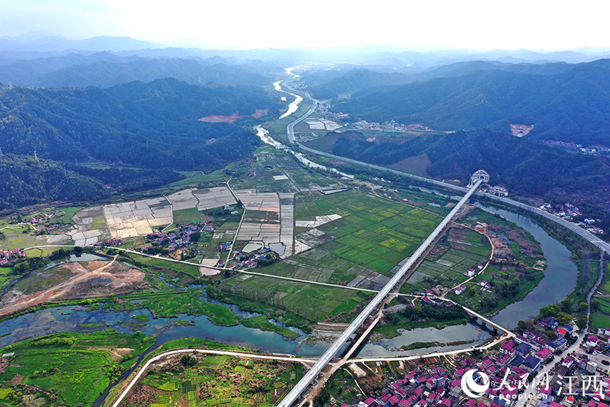 航拍鏡頭下，寒溪村春意十足。 人民網 時雨攝