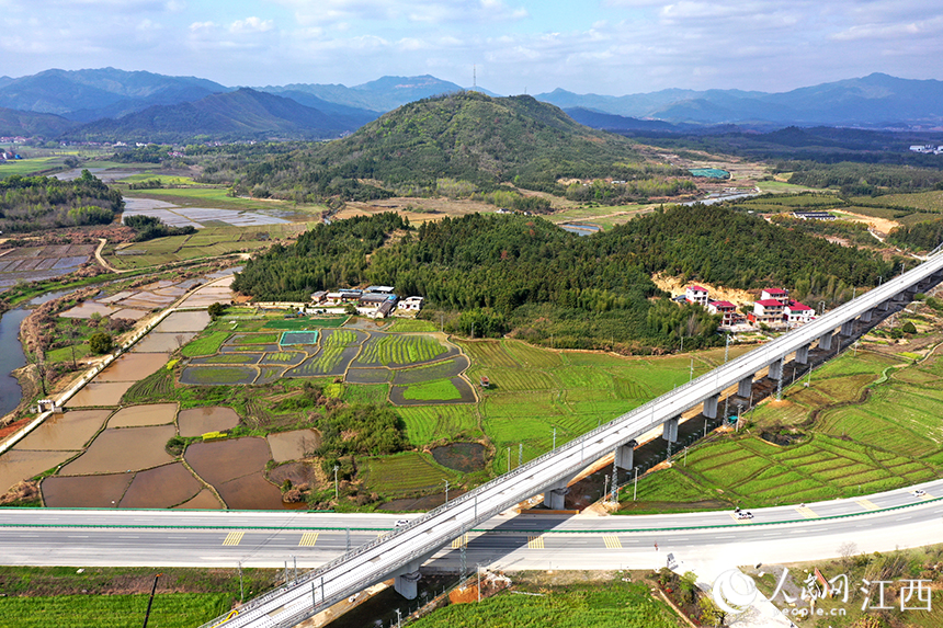 航拍鏡頭下，寒溪村春意十足。 人民網 時雨攝