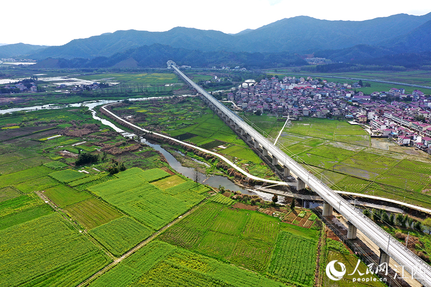 正在建設的昌景黃高鐵穿越過田野“駛進”隧道。 人民網 時雨攝