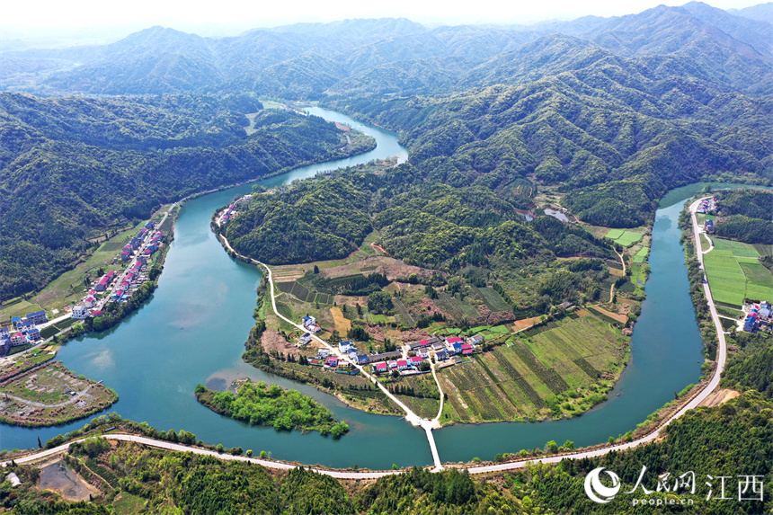 滄溪村臨水依山、環境優美、風光旖旎。 人民網 時雨攝