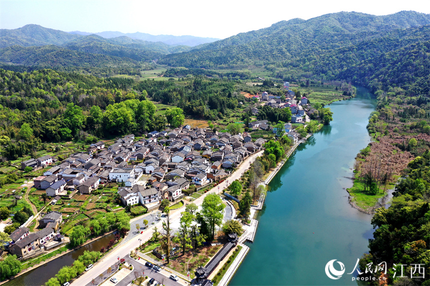 滄溪村楊春河畔的古村。 人民網 時雨攝