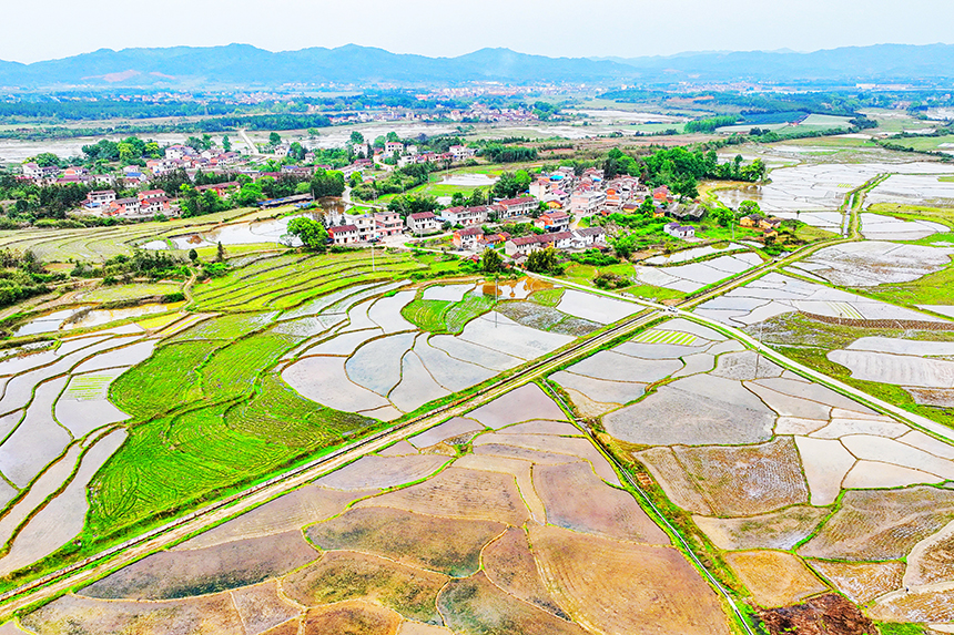 航拍下的江西省撫州市廣昌縣頭陂鎮山下村。曾恒貴攝