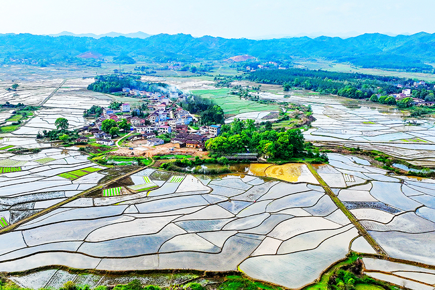 航拍下的江西省撫州市廣昌縣頭陂鎮山下村。曾恒貴攝