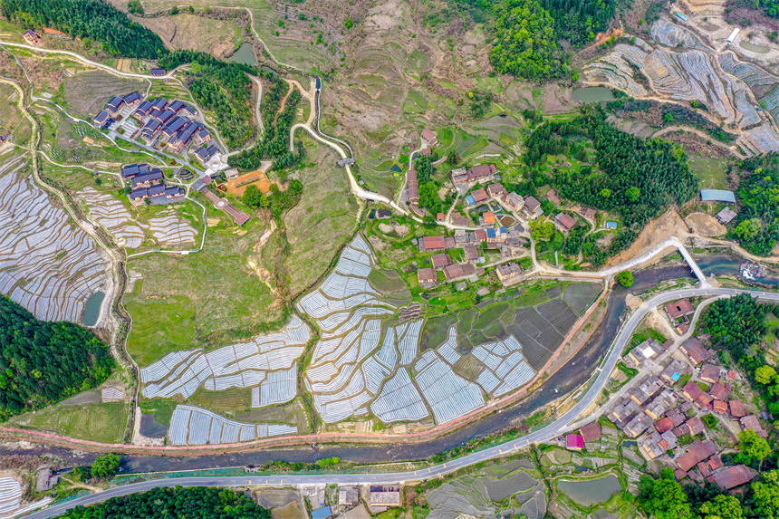 航拍樂安縣谷崗鄉何坑村，猶如一幅美麗的生態畫卷。黃煜攝