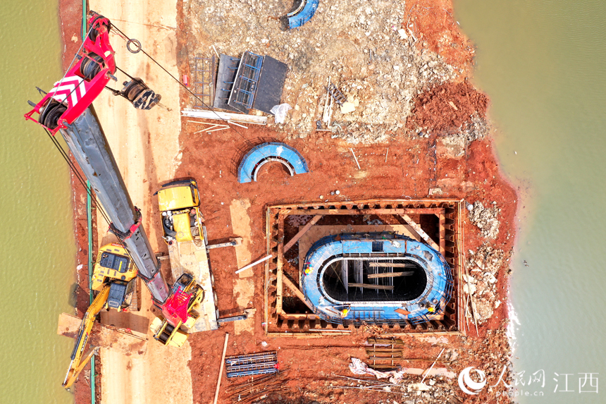 正在建設中的昌九高鐵橋墩。各施工點正加緊施工，確保在主汛期來臨前完成湖中墩身施工。 人民網 時雨攝