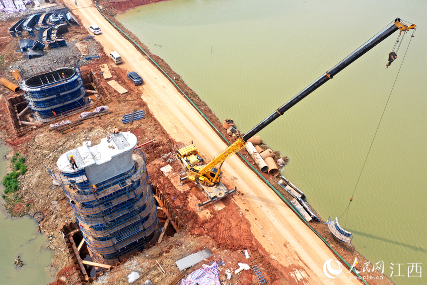 正在建設中的昌九高鐵橋墩。各施工點正加緊施工，確保在主汛期來臨前完成湖中墩身施工。 人民網 時雨攝