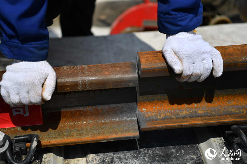 浮梁東站內鋪設的鋼軌成功對接，標志著昌景黃高鐵全線鋪軌貫通。 人民網記者 時雨攝