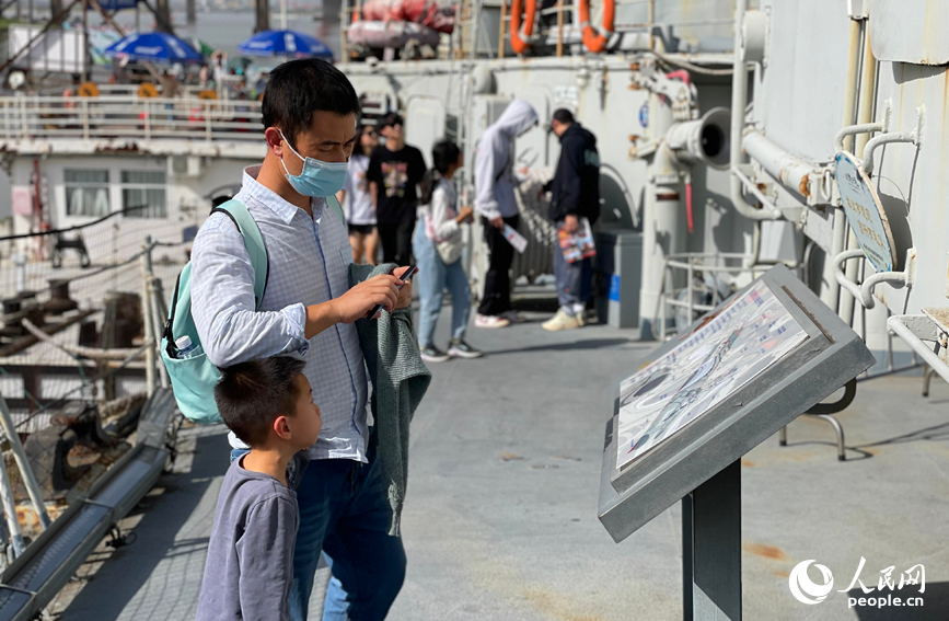 家長帶著孩子在南昌艦主題公園參觀游覽。人民網記者 毛思遠攝