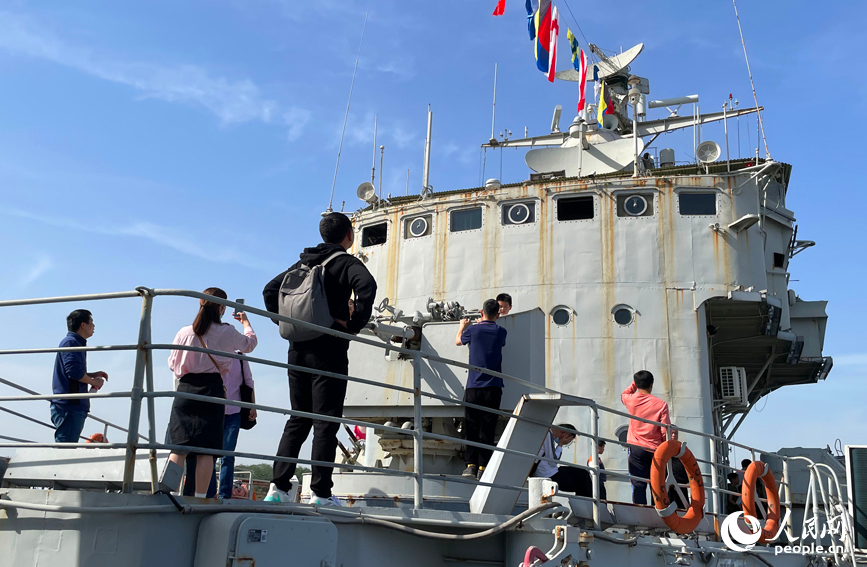 市民在南昌艦主題公園參觀游覽。人民網記者 毛思遠攝