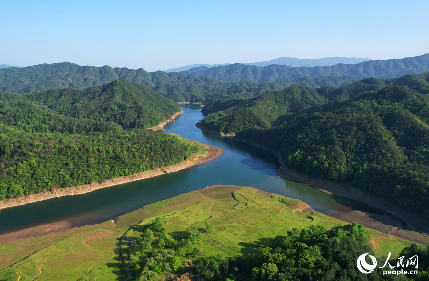航拍江西省宜春市靖安縣三爪侖國家森林公園。人民網記者 毛思遠攝
