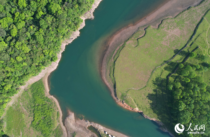 航拍江西省宜春市靖安縣三爪侖國家森林公園。人民網記者 毛思遠攝