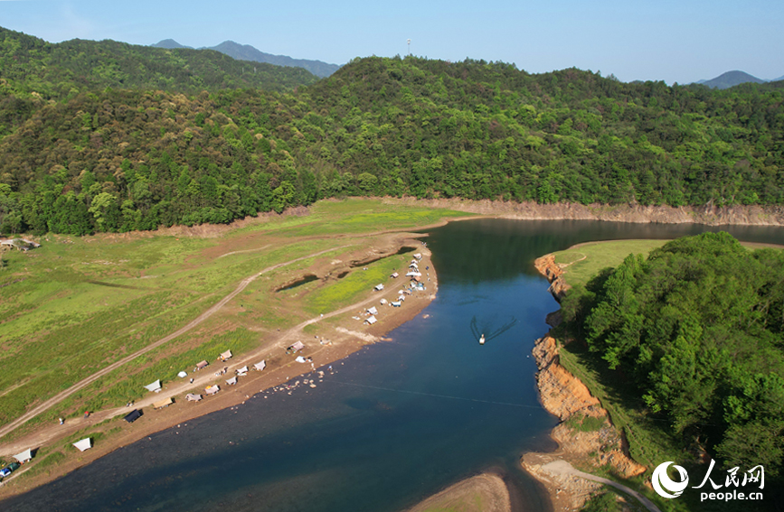 航拍江西省宜春市靖安縣三爪侖國家森林公園。人民網記者 毛思遠攝