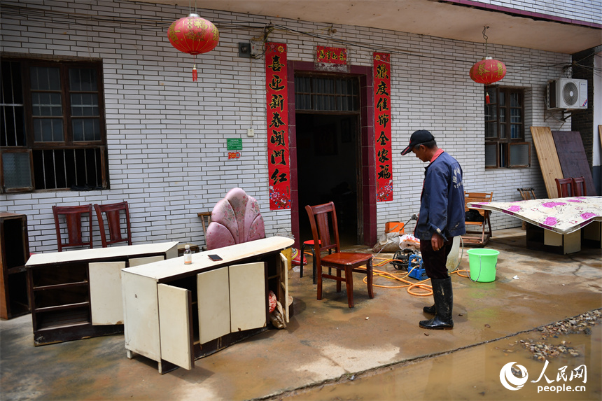 返回家中的村民正在清洗生活用品。 人民網記者 時雨攝