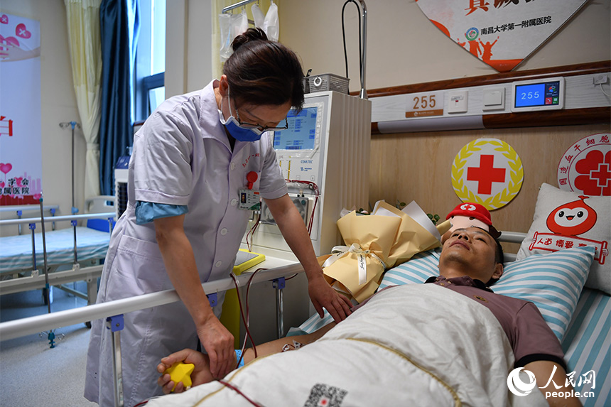 劉某正躺在采集床上捐獻造血干細胞。 人民網記者 時雨攝