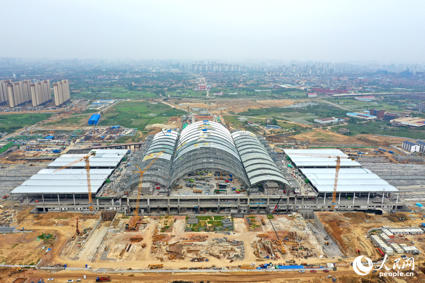 正在建設中昌景黃高鐵南昌東站。 人民網記者 時雨攝