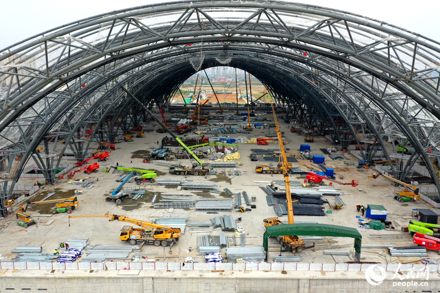 正在建設中昌景黃高鐵南昌東站。 人民網記者 時雨攝