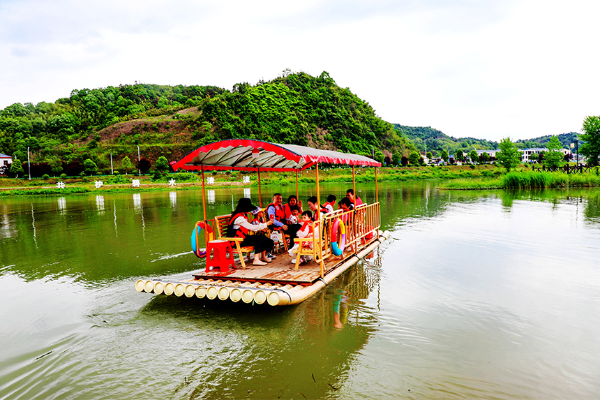 游客在森林公園內泛舟。彭亮攝