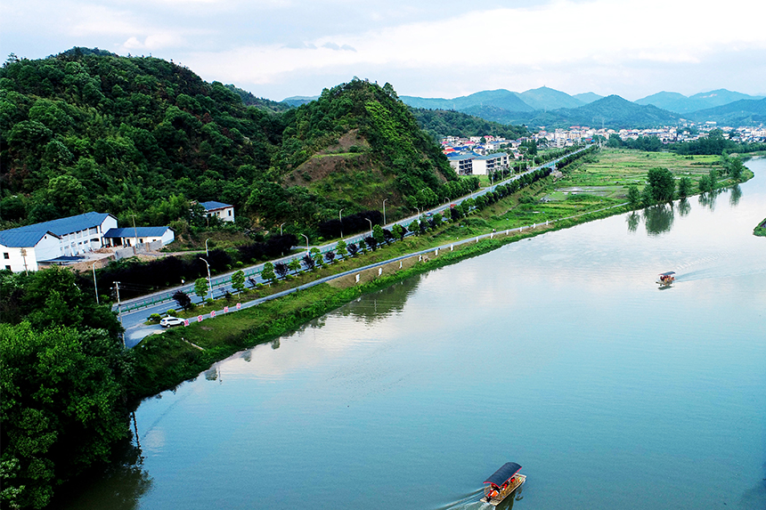 游客在森林公園內泛舟。彭亮攝