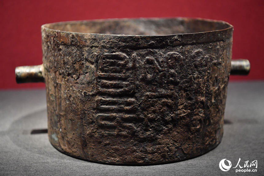 青銅量。器表有“昌邑”銘文。量器是古代社會計量農產品多少的主要器具。人民網記者 時雨攝
