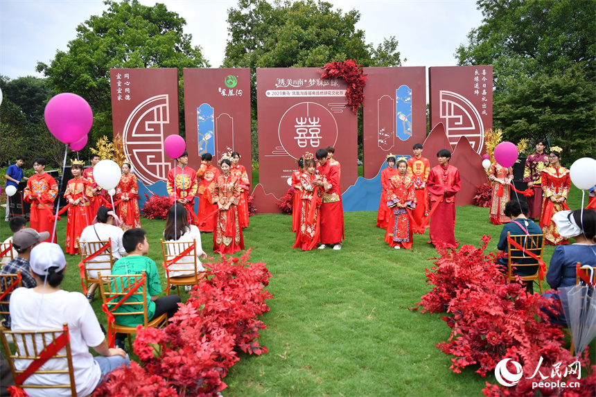 5月20日，10對新人在南昌縣鳳凰溝舉行集體婚禮。 人民網記者 時雨攝