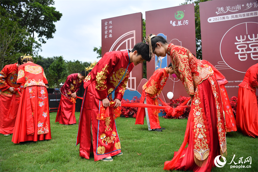 5月20日，10對新人在南昌縣鳳凰溝舉行集體婚禮。 人民網記者 時雨攝