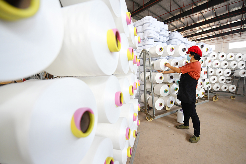 工人們在生產線上忙碌，趕制產品訂單。詹繼成攝