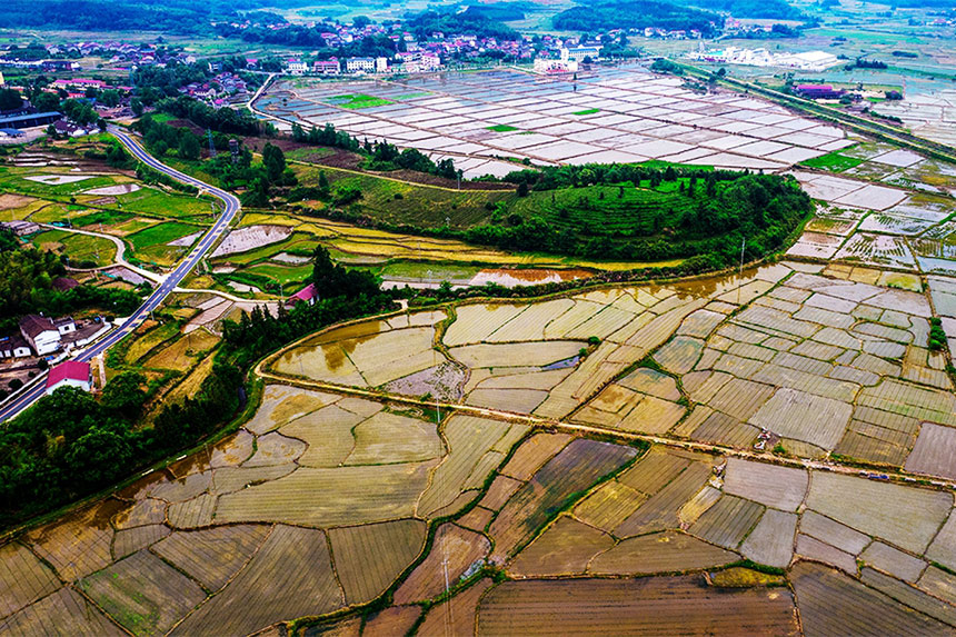 航拍下的江西省撫州市資溪縣烏石鎮茂林村一派生態秀美的山村畫卷。吳志貴攝