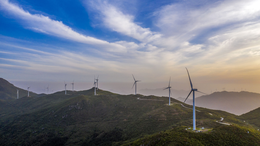 航拍鏡頭下的江西省豐城市荷湖鄉玉華山風電場。周亮攝