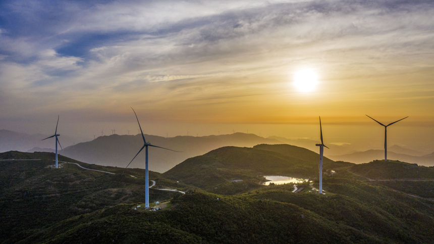 航拍鏡頭下的江西省豐城市荷湖鄉玉華山風電場。周亮攝