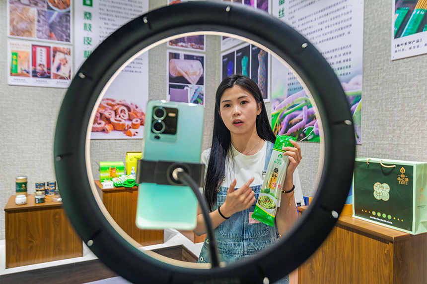 電商主播在直播銷售桑葉面條。周亞茂攝