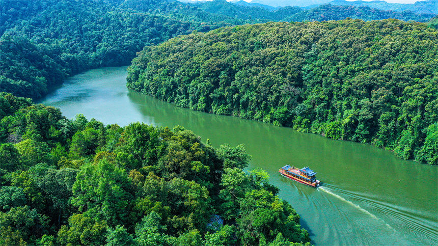 游客乘坐游船游覽九曲河。陳安峻攝